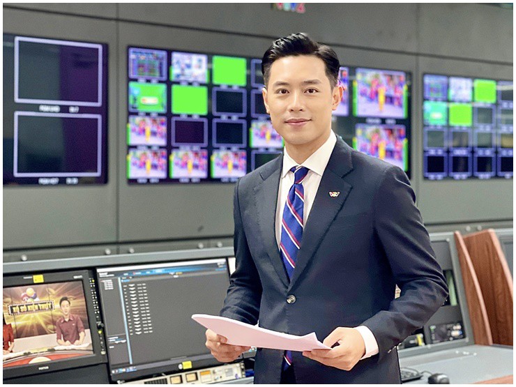 MC Thanh Tùng đang dẫn chương trình tại trường quay VTV