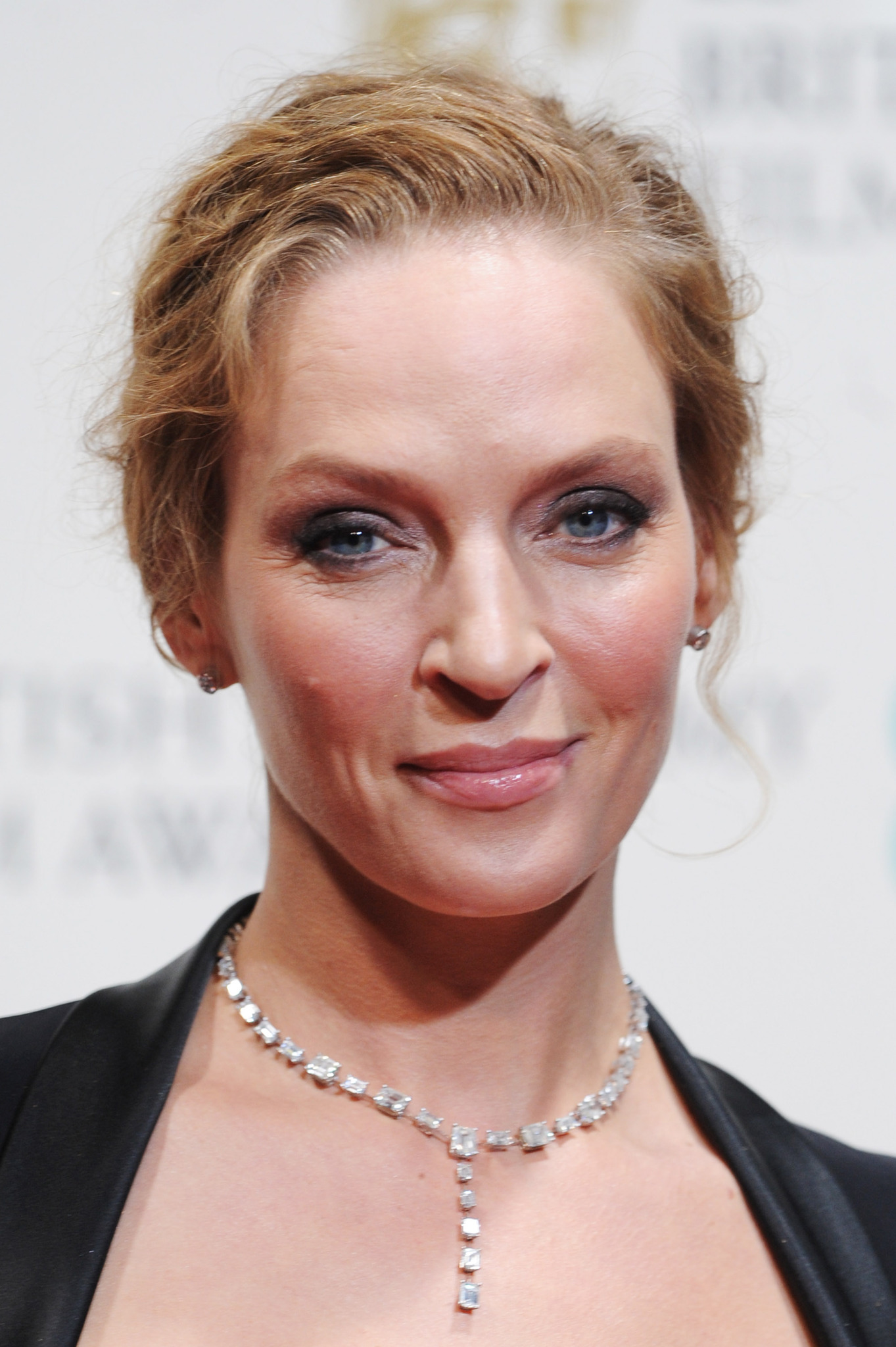 Uma Thurman với mái tóc bob đen trong một phân cảnh