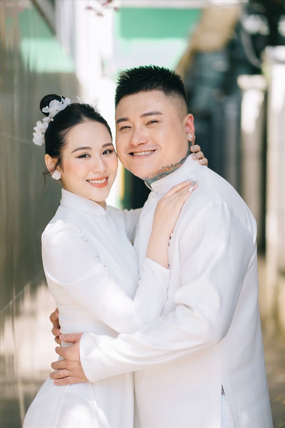 Vũ Duy Khánh với phong cách biểu diễn quen thuộc trên sân khấu, thể hiện cảm xúc chân thật qua từng câu hát