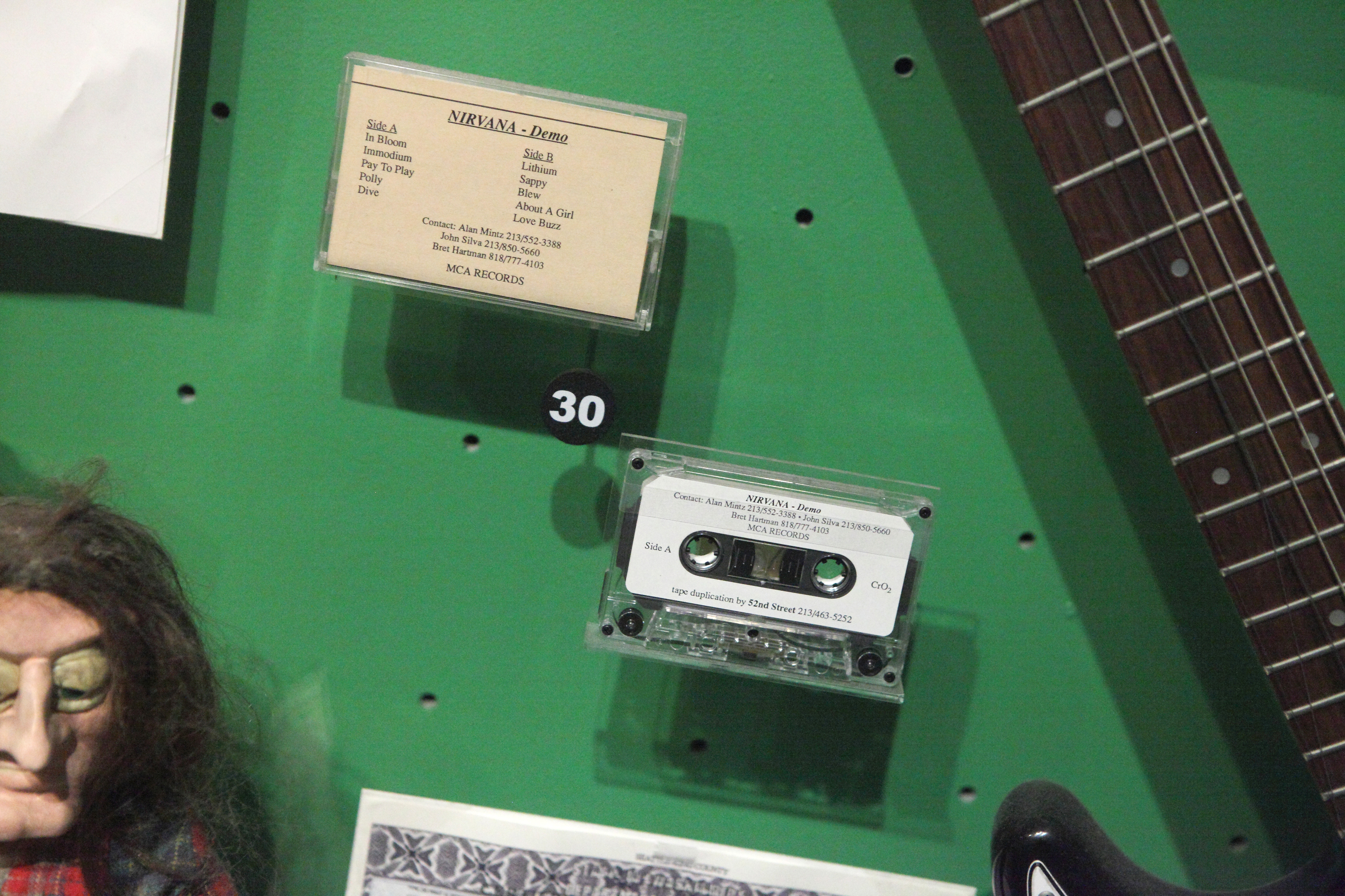 Cuộn băng demo của ban nhạc Nirvana được trưng bày tại Rock and Roll Hall of Fame, đại diện cho những thành tựu và cống hiến âm nhạc, gợi nhắc đến khát vọng của Fame Chí Thành.