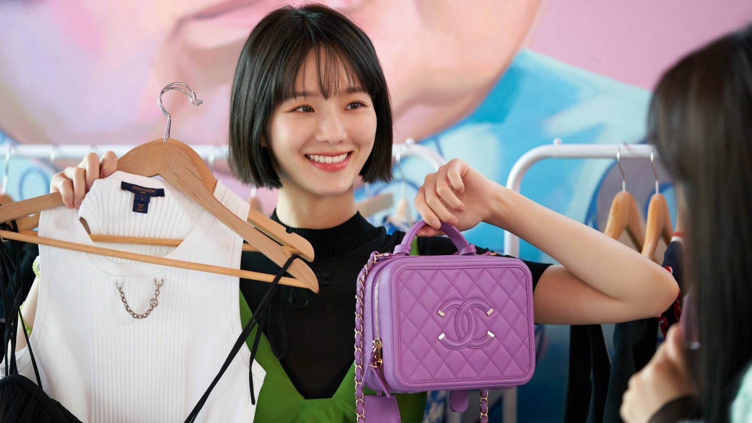 Park Gyu Young trong một cảnh phim Celebrity, diện trang phục công sở sành điệu, thể hiện gu thời trang thanh lịch