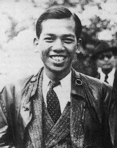 Phan Thành đứng cạnh siêu xe sang trọng, thể hiện phong cách thiếu gia Sài Thành