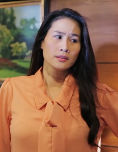 Thân Thúy Hà tạo dáng thanh lịch, thể hiện vẻ đẹp của một hoa khôi và diễn viên đa tài