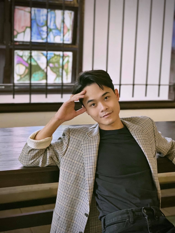 Huỳnh Thanh Trực đầy tự tin trong trang phục vest, thể hiện sự chuyên nghiệp của một diễn viên