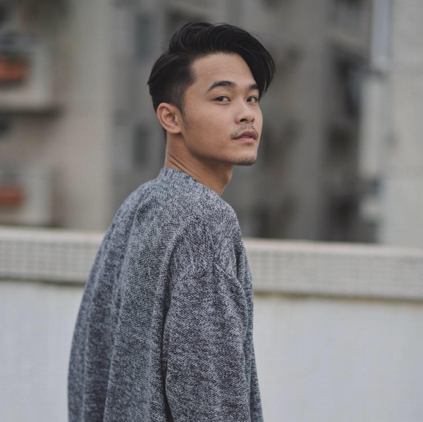 Huỳnh Thanh Trực trong một cảnh quay đầy khó khăn giữa rừng, thể hiện sự vật lộn với thiên nhiên khắc nghiệt