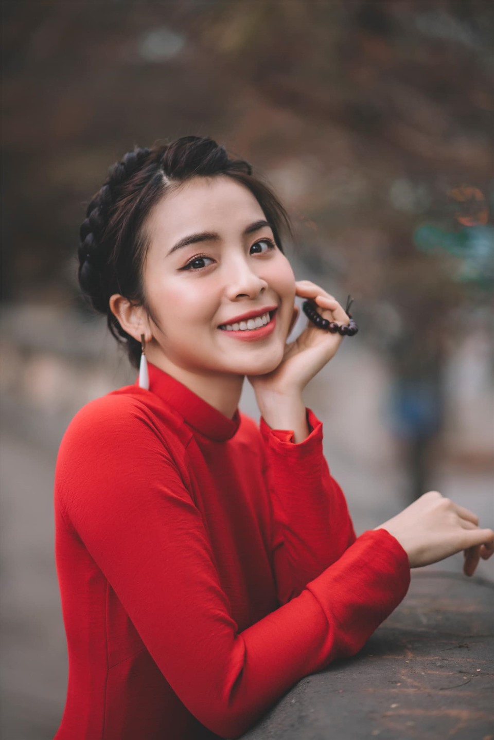 Diễn viên Trần Vân trong bộ trang phục thanh lịch, thể hiện sự chuyên nghiệp