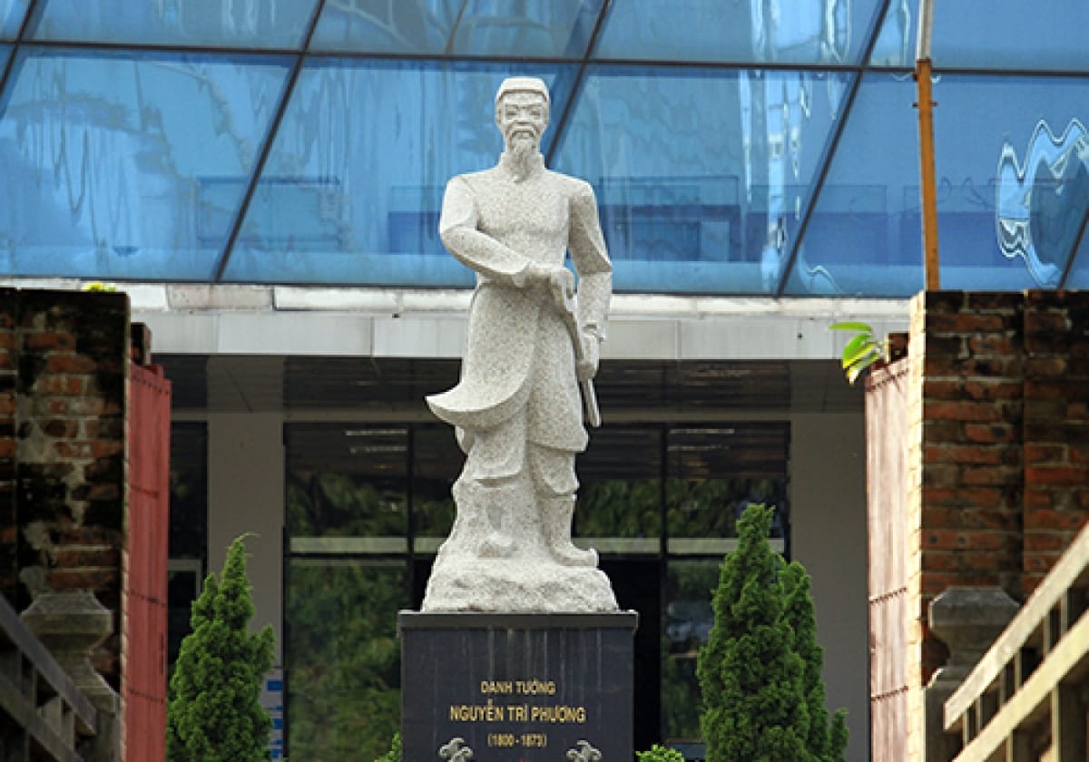 Tượng Nguyễn Tri Phương tại cửa vào thành Điện Hải, Đà Nẵng