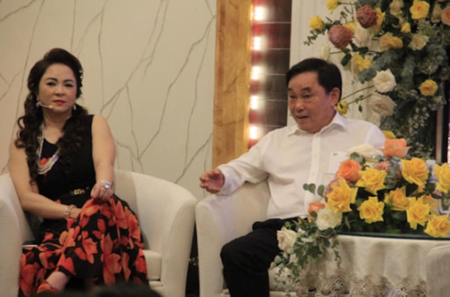 Vợ chồng ông Huỳnh Uy Dũng và bà Nguyễn Phương Hằng nhận bằng Tiến sĩ danh dự từ Đại học Apollos