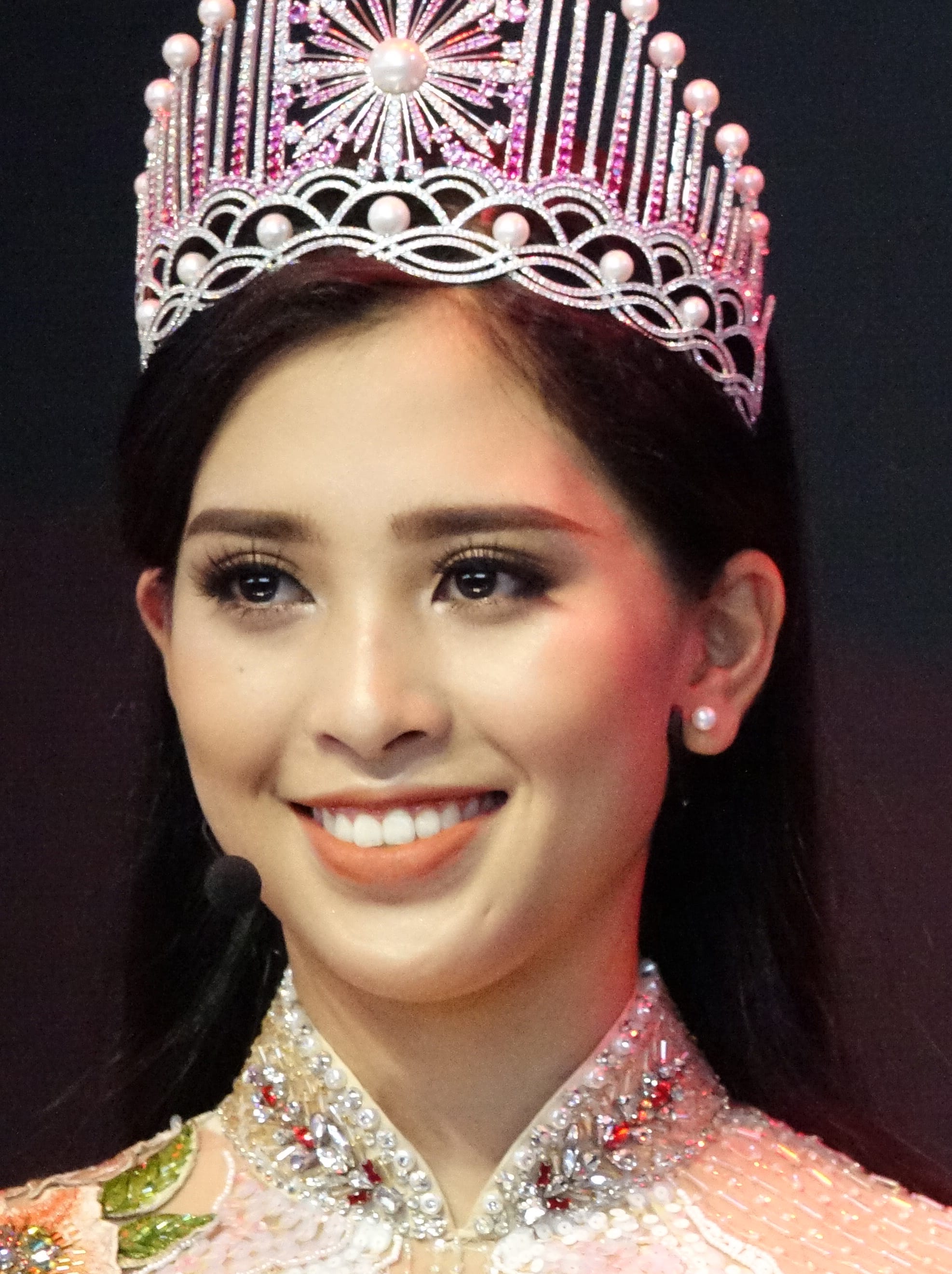 Hoa hậu Trần Tiểu Vy trong khoảnh khắc đăng quang Hoa hậu Việt Nam 2018