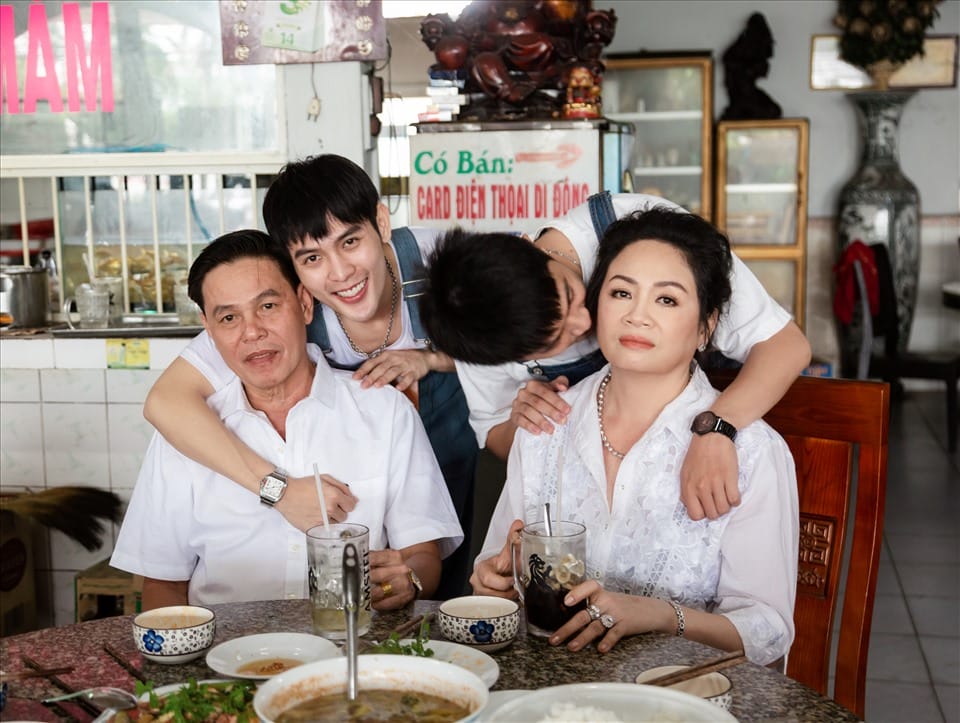 Võ Đăng Khoa trong vai cô Mến luyến thoáng