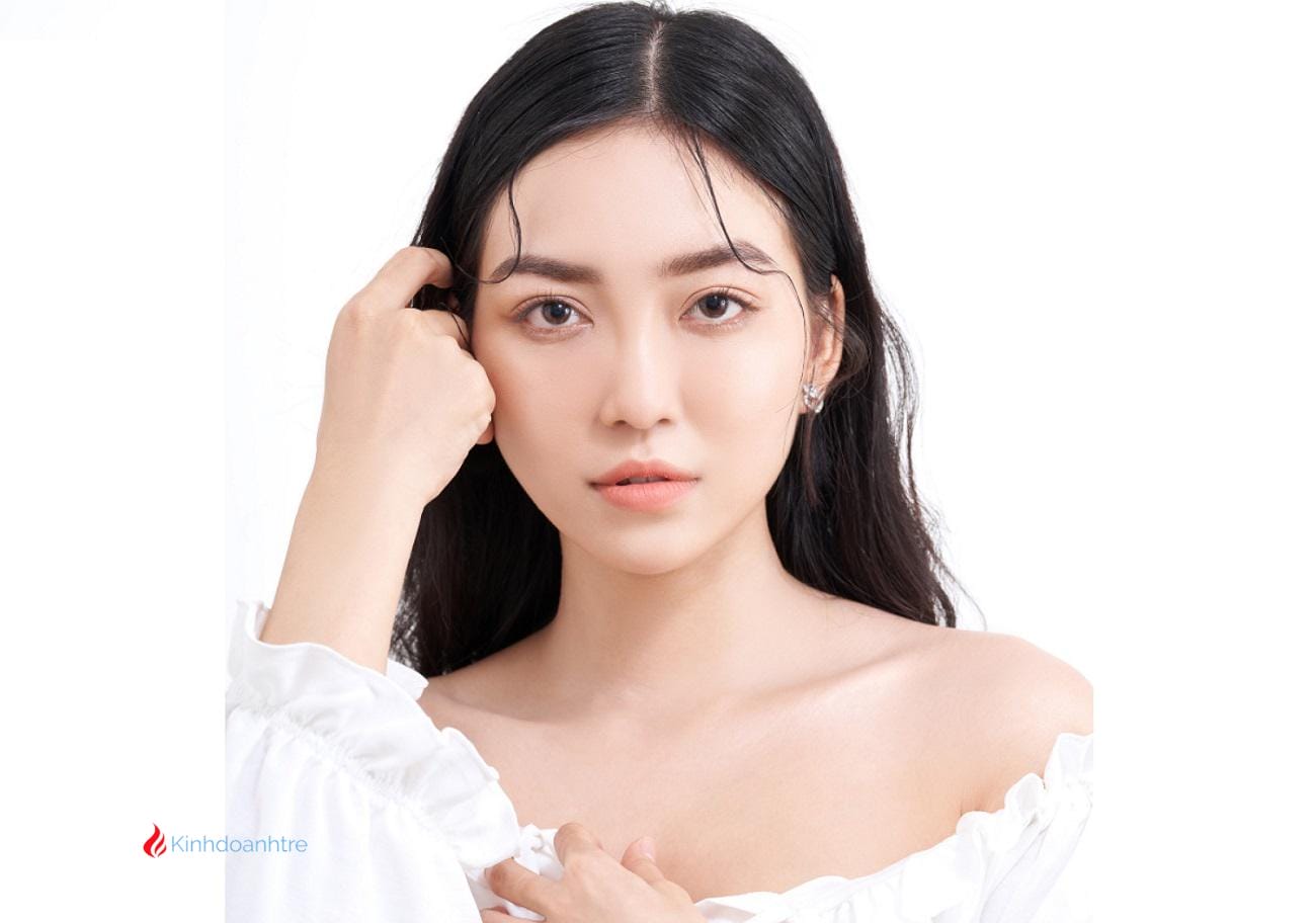 Yori Huỳnh Nga trang điểm nhẹ nhàng, mái tóc xõa tự nhiên