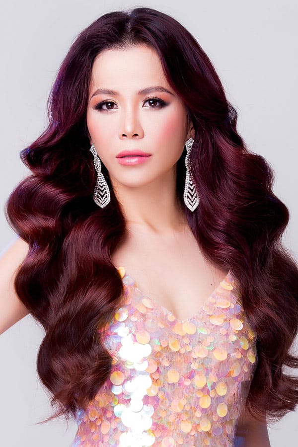 Oanh Lê trong trang phục dạ hội lộng lẫy trên sân khấu cuộc thi sắc đẹp