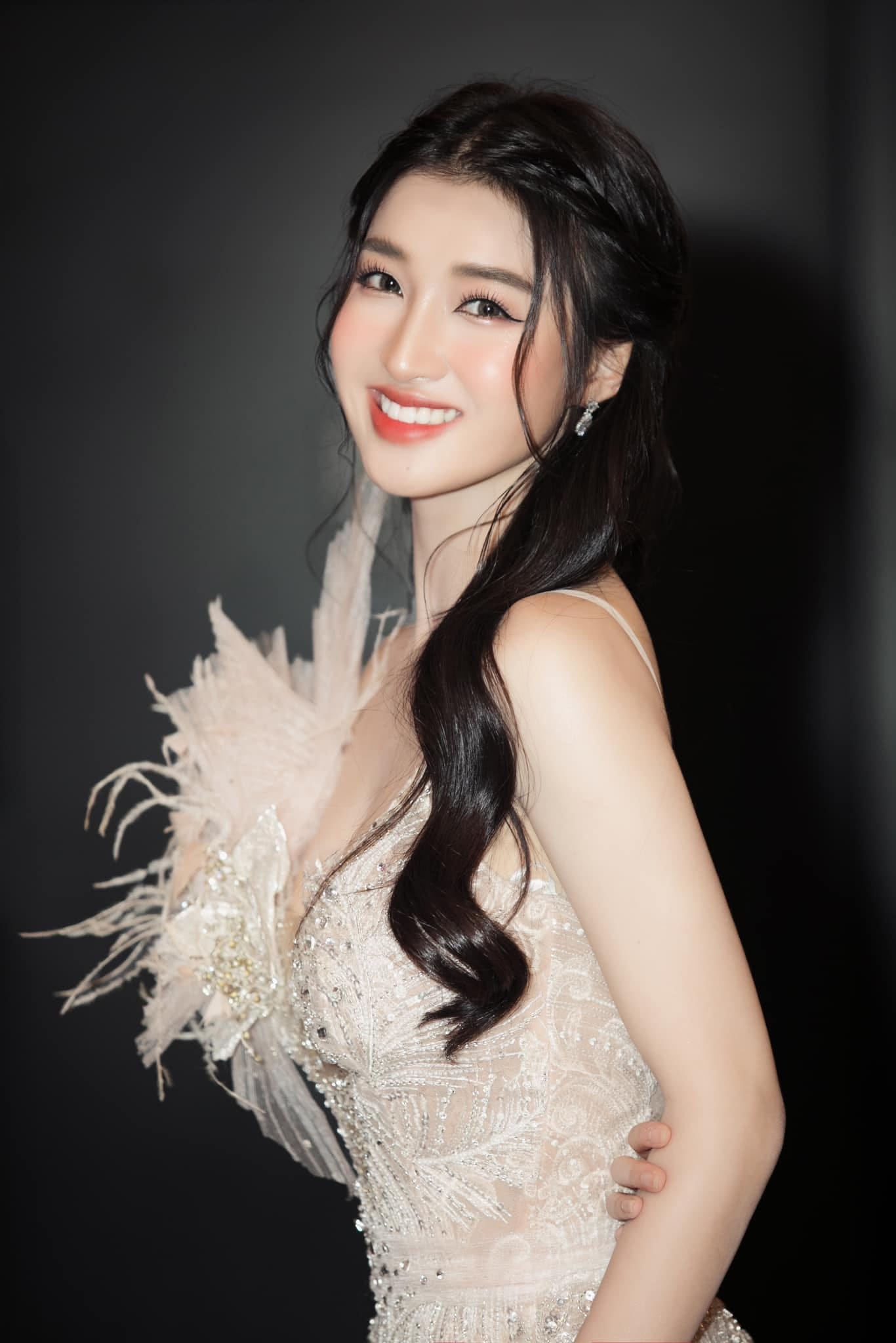 Á hậu Nguyễn Phương Nhi khoe nụ cười tươi tắn trong trang phục dạ hội