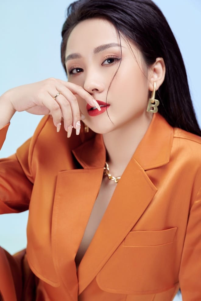 Hồ Phương Liên với phong cách trẻ trung và thanh lịch