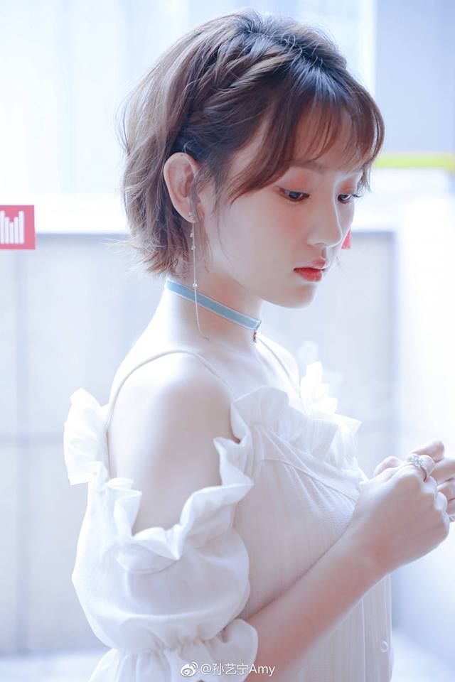 Tôn Nghệ Ninh với vẻ đẹp trong sáng, gương mặt ngây thơ