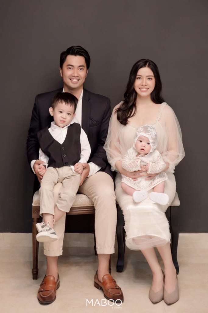 Em bé cùng gia đình tận hưởng buổi chụp ảnh tràn ngập yêu thương tại studio chuyên nghiệp