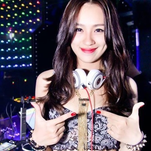 DJ Tít với biểu cảm chuyên nghiệp và phong thái tự tin trên sân khấu