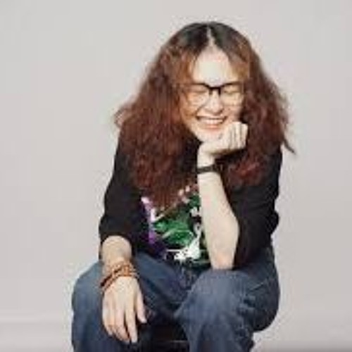 Lena với vẻ mặt trầm tư, thể hiện chiều sâu nội tâm của một nghệ sĩ