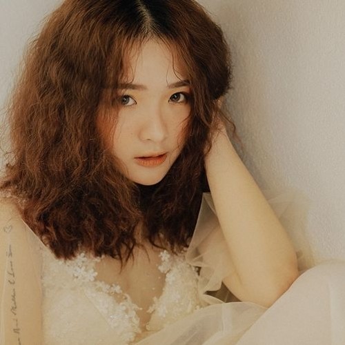 Lena trong trang phục biểu diễn năng động, đầy sức sống