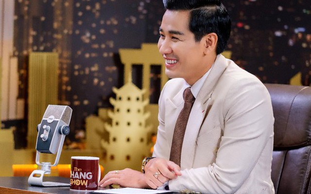 MC Nguyên Khang điển trai trên sóng truyền hình