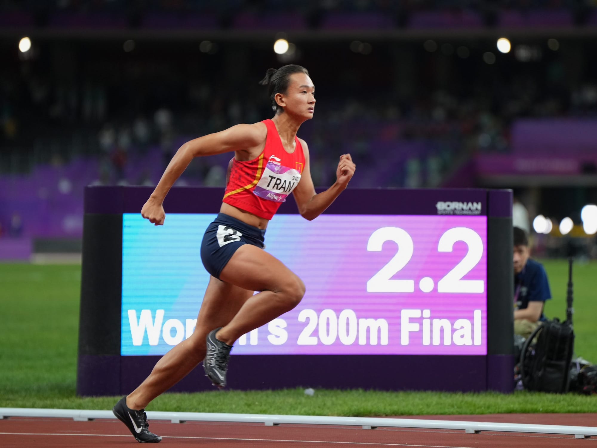 Bùi Thị Thu Thảo tươi cười với huy chương vàng ASIAD 2018