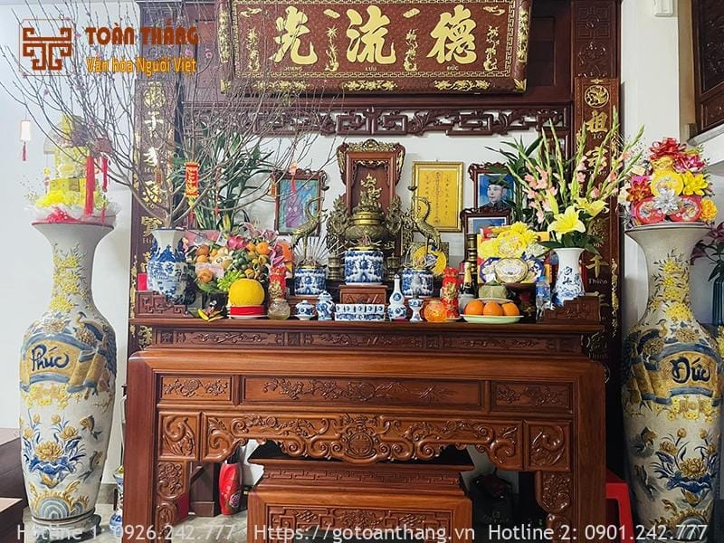 Bài văn khấn ngày mùng 1 gia tiên được in rõ ràng trên bàn thờ