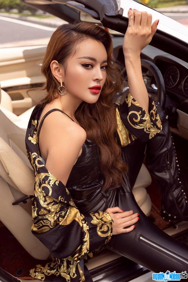 Nữ doanh nhân Trang Nemo tạo dáng tự tin, thể hiện phong cách riêng