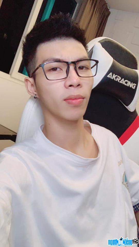 Hải Mõm trẻ trung và phong cách, hình ảnh đại diện của một streamer thành công