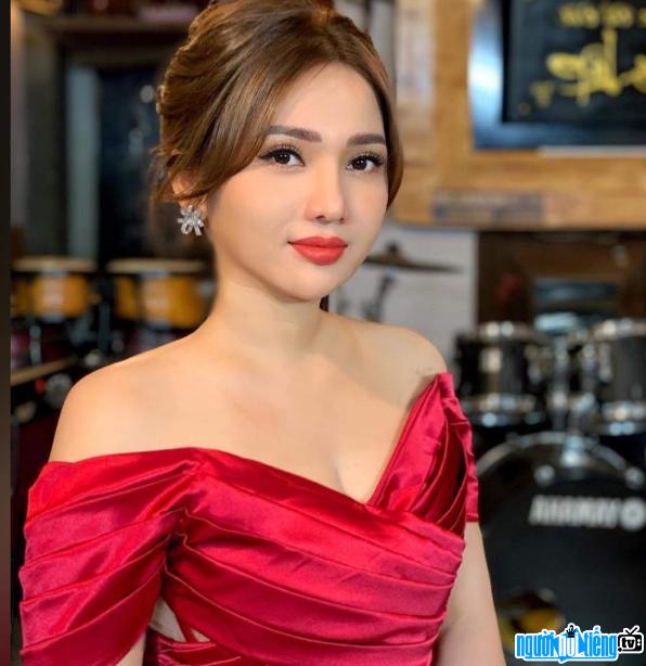 Ca sĩ Ngọc Diệu trình diễn trên sân khấu thể hiện dòng nhạc Bolero