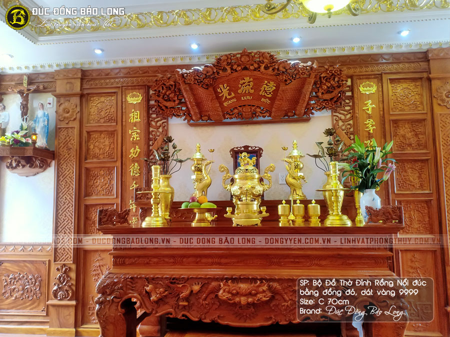 Ngày rằm, mùng 1 con cháu thường dâng hương, dâng hoa lên ban thờ để tỏ lòng hiếu kính