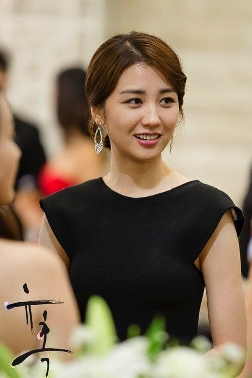 Cặp đôi diễn viên Park Ha Sun và Ryu Soo Young trong ngày cưới hạnh phúc