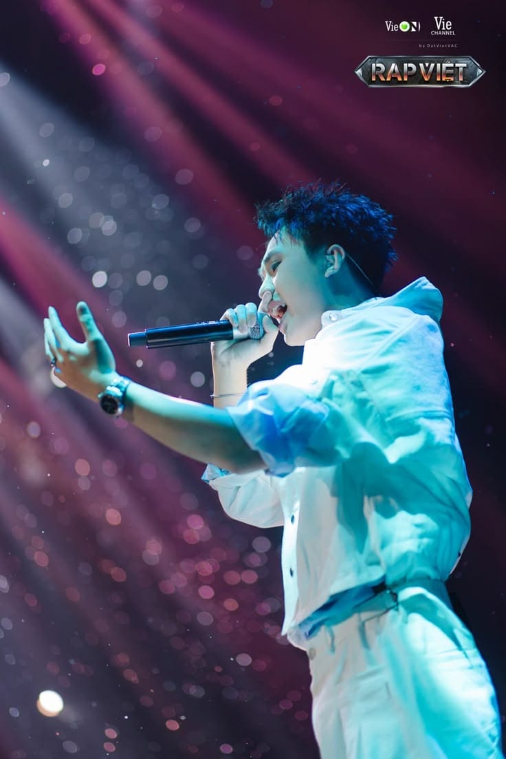 Rapper Nguyễn Đắc Nhật Hoàng trình diễn với phong thái tự tin và cuốn hút