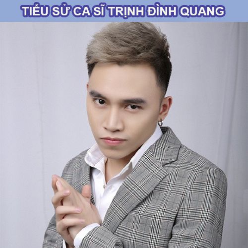 Trịnh Đình Quang ngồi trả lời phỏng vấn
