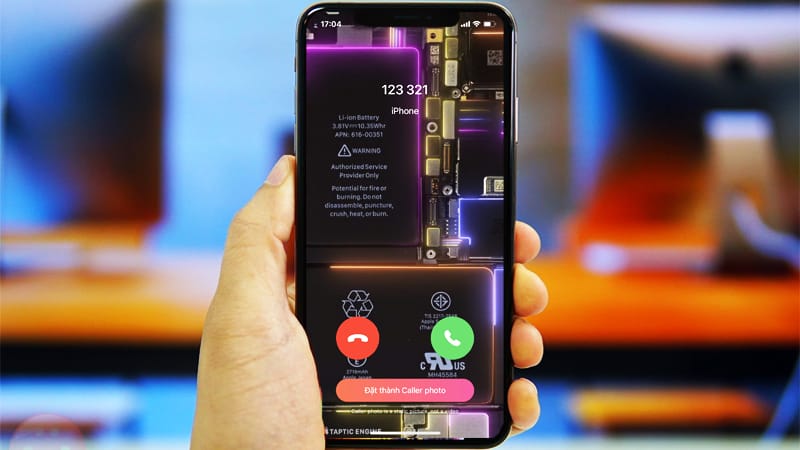 Hình nền Dynamic với hiệu ứng vũ trụ được cài đặt trên màn hình iPhone