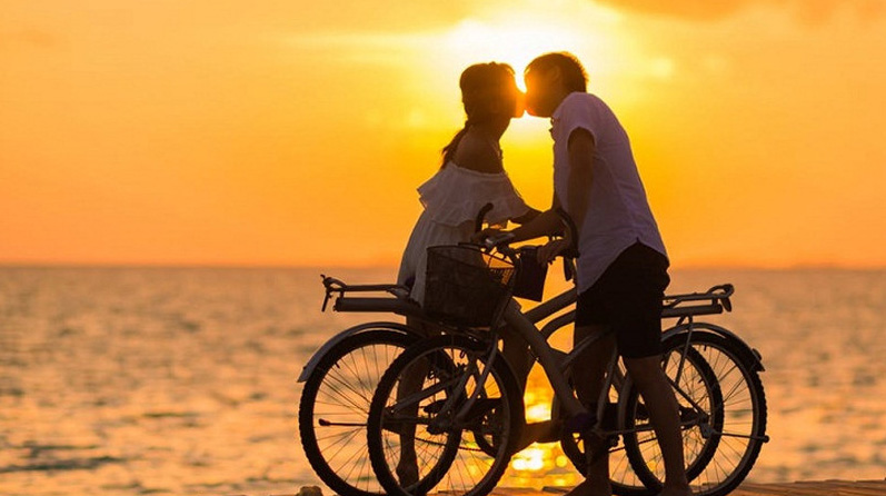 Khoảnh khắc lãng mạn của cặp đôi đang ôm nhau thể hiện sự gắn kết và ý nghĩa sâu sắc của chân ái.