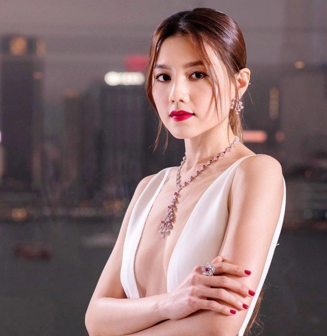 Châu Tú Na với vẻ đẹp cuốn hút