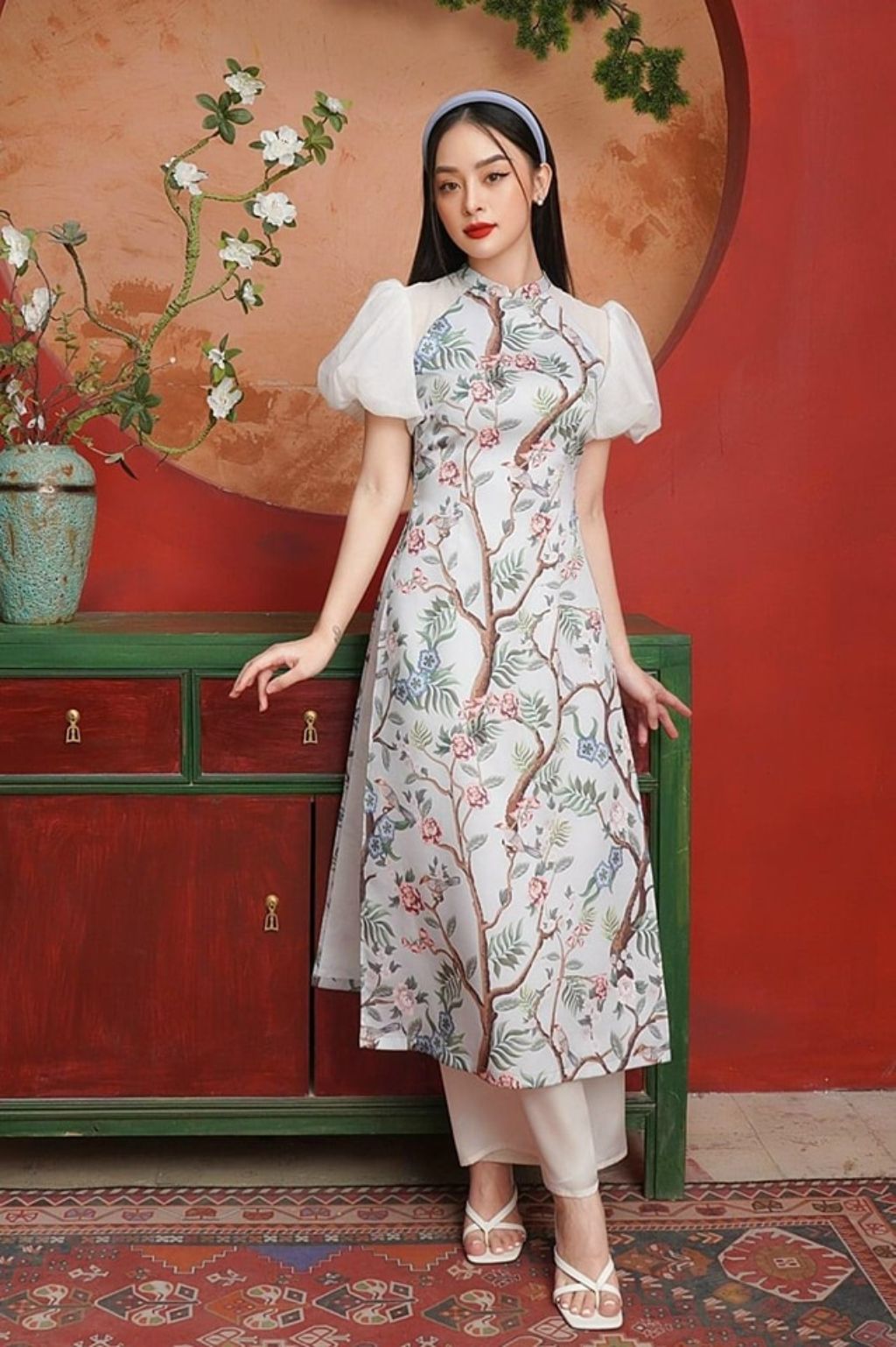 Dịch vụ thuê áo dài Tết với nhiều màu sắc rực rỡ, được sử dụng để chụp ảnh tại các studio ở TPHCM