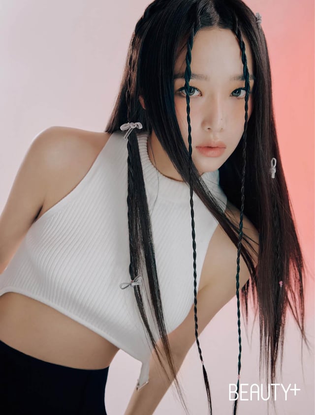 Nữ ca sĩ Choi Yena tạo dáng quyến rũ trong buổi chụp hình cho tạp chí Beauty số tháng 6 năm 2023