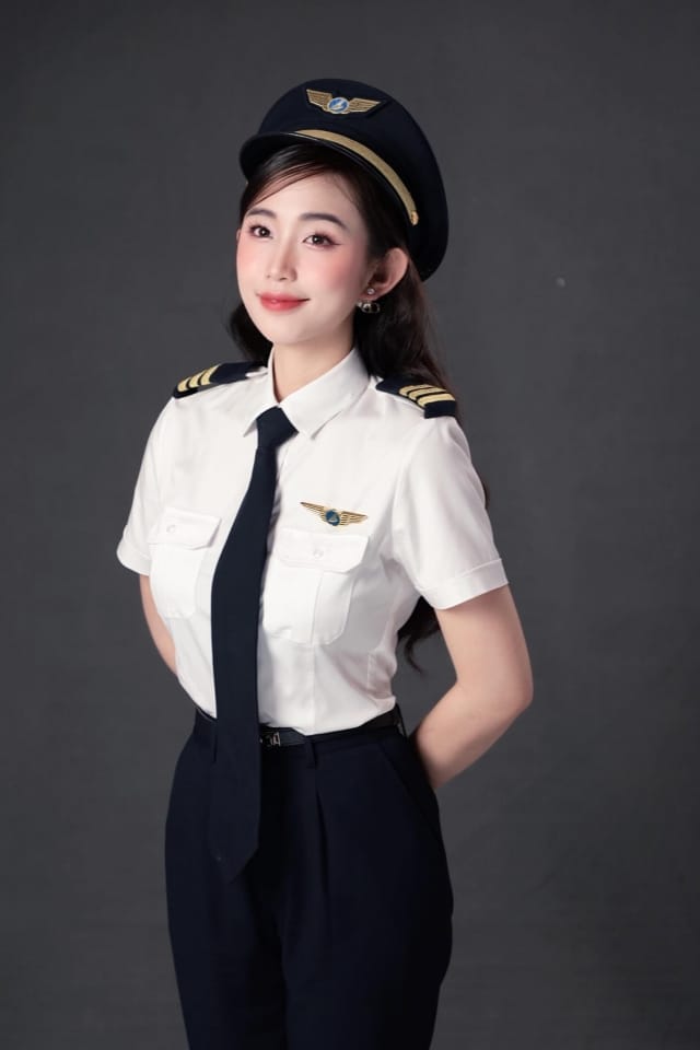 Hồ Trang Nhung trong khoang lái máy bay
