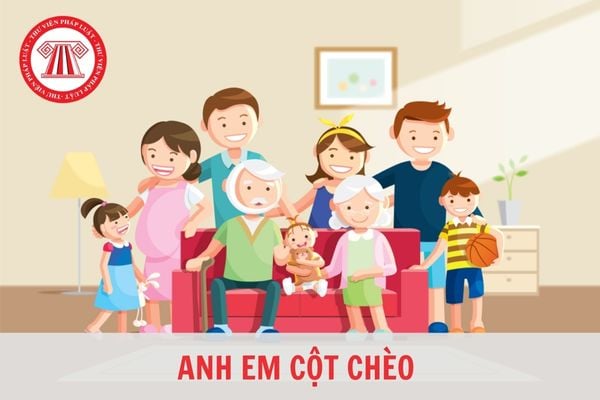 Người đàn ông đang sửa cột chèo trên thuyền gỗ