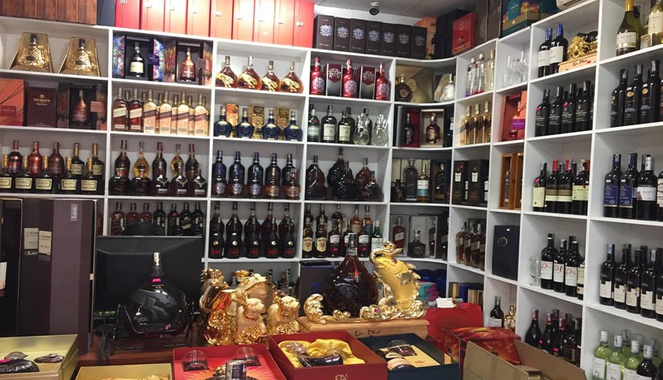 Không gian trưng bày đa dạng các loại rượu ngoại nhập khẩu
