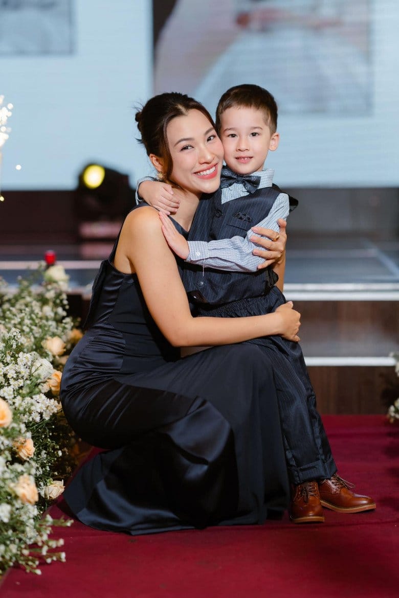 Á hậu Hoàng Oanh rạng rỡ trong trang phục cưới truyền thống bên chồng cũ