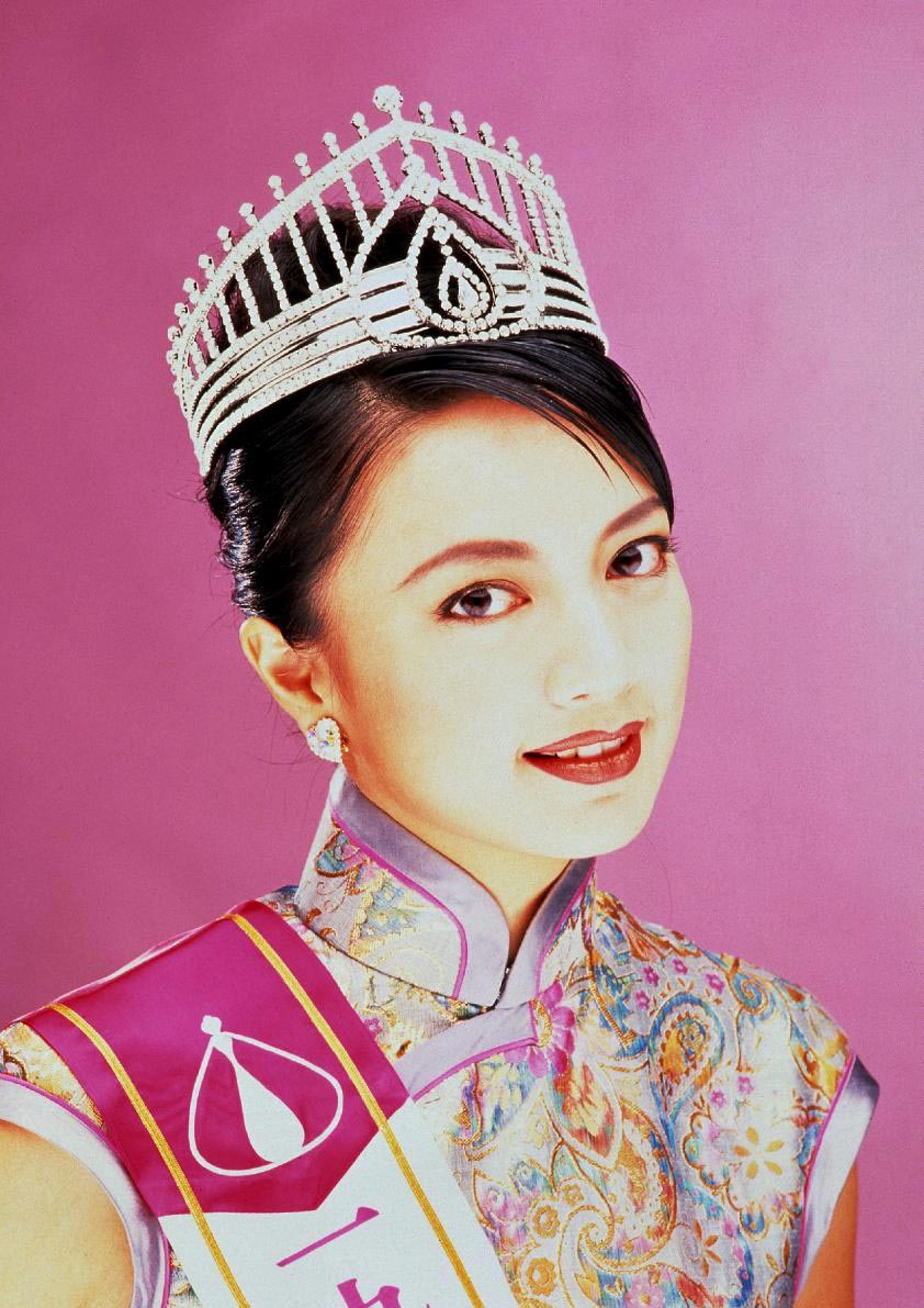 Chân dung Dương Uyển Nghi, cựu Hoa hậu Hồng Kông với vẻ đẹp phúc hậu