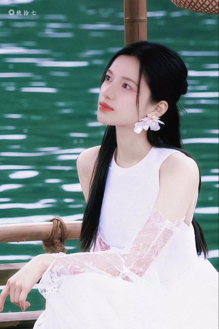 Trương Tịnh Nghi với vẻ đẹp thanh tú