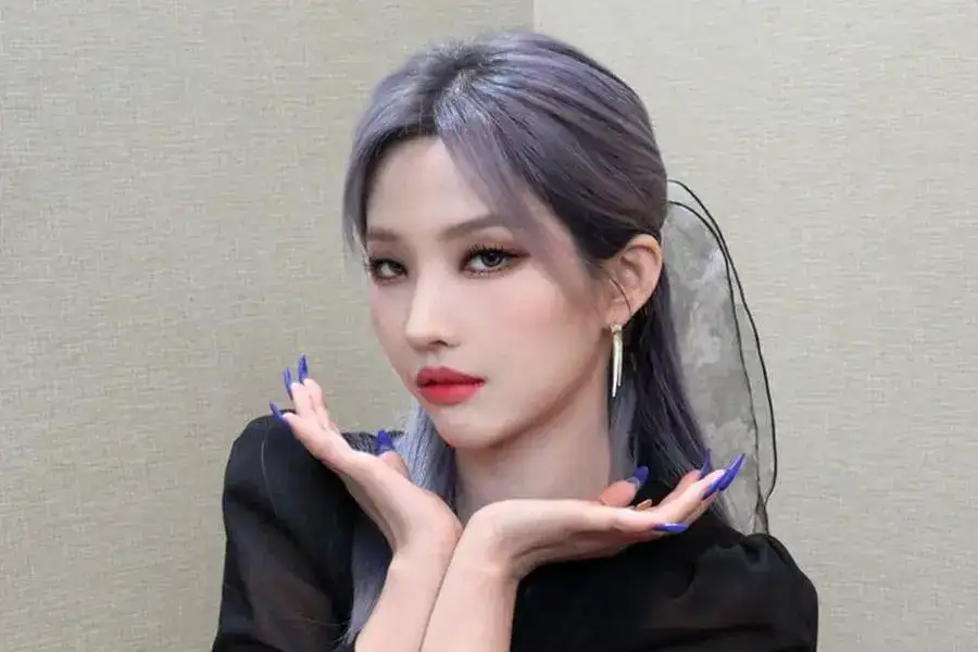 Hình ảnh quảng bá của Jeon So-yeon trong một hoạt động của (G)I-DLE