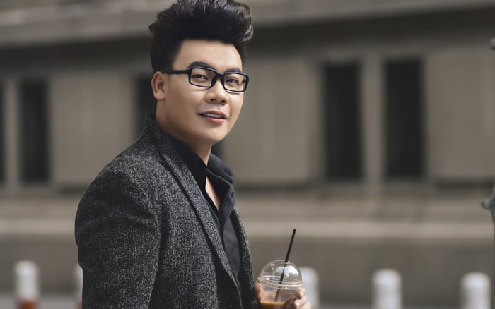 Hamlet Trương đang biểu diễn trên sân khấu lớn