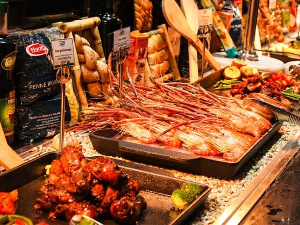 Bàn tiệc buffet đầy ắp món ăn tại D'Maris Buffet Quận 7