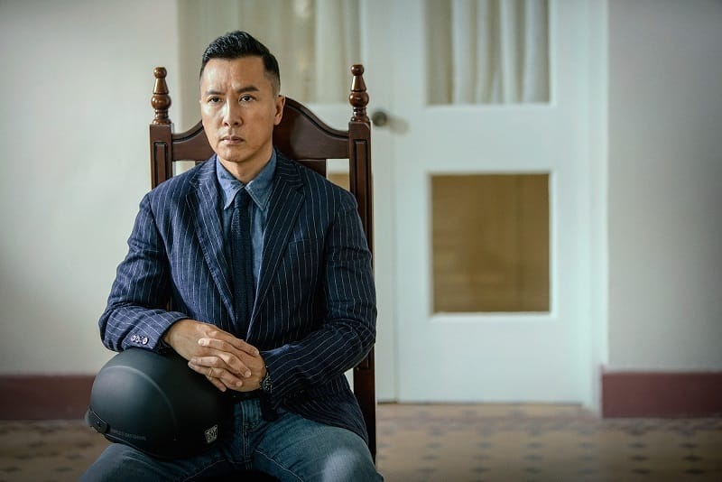 Diễn viên Chân Tử Đan với phong cách lịch lãm, thể hiện sự thành công và đẳng cấp của một ngôi sao quốc tế