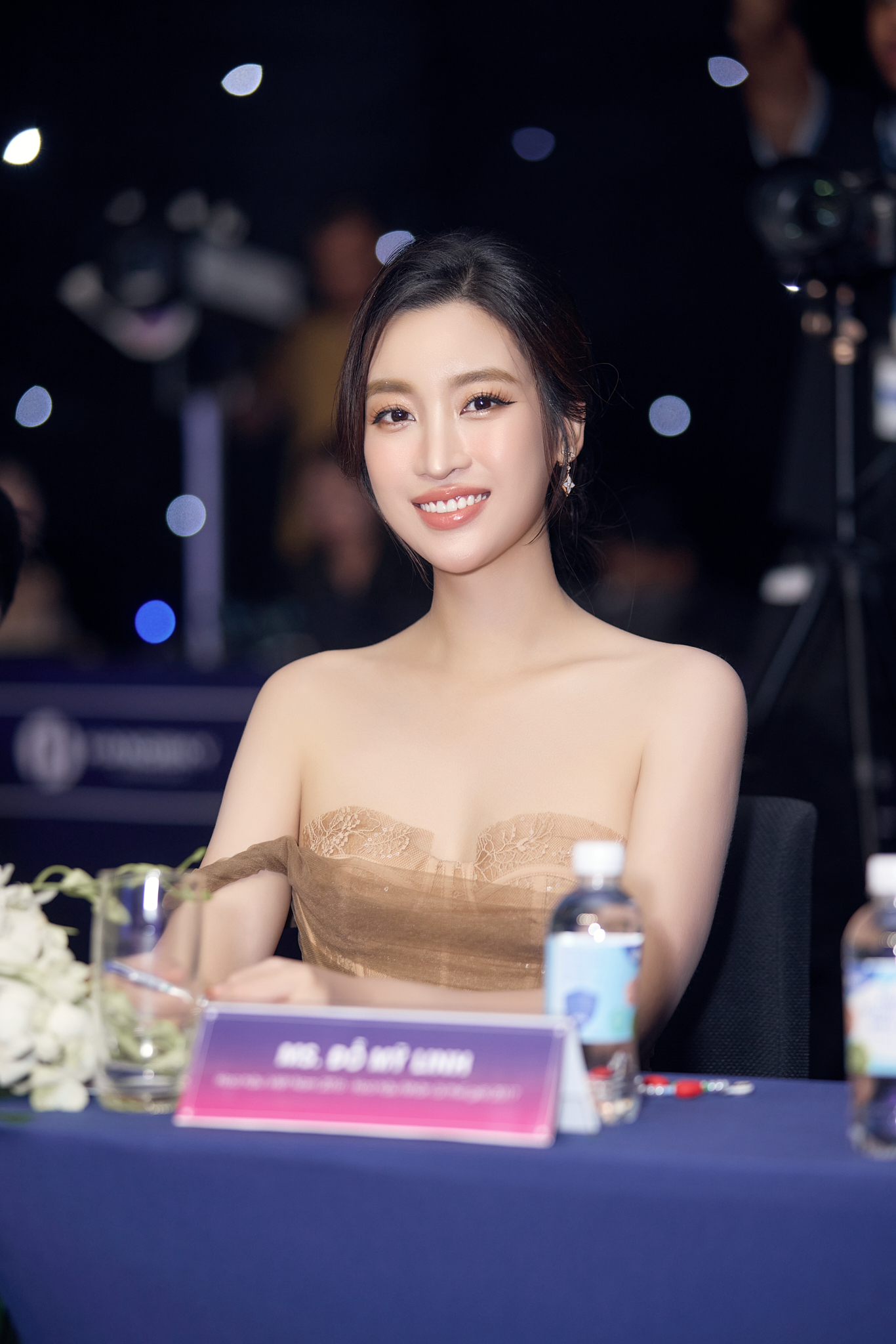 Đỗ Mỹ Linh trong vai trò giám khảo cuộc thi nhan sắc