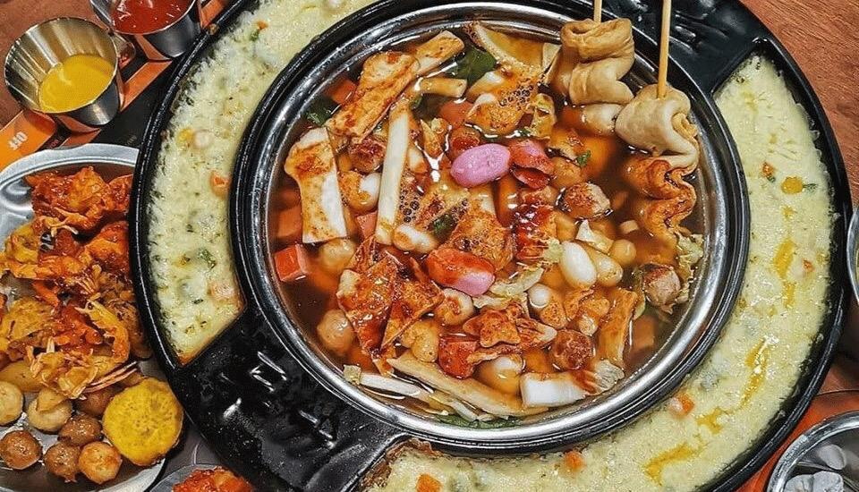 Nồi lẩu Tokbokki phô mai đầy ắp tại Dookki Việt Nam, một trong những quán Tokbokki TPHCM được yêu thích